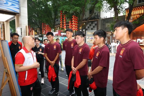 一宗跨国要案难住喷鼻港警方，在一次高层奥秘会议上，曹探长（曹德发 饰）接管部属建议，决议派非警方职员盗走日本黑帮犯法份子的宝贵钻石。他按例找到五福星老同伴，但终究只有鹧鸪菜（洪金宝 饰）赞成接办。颠末一番挑选，他们从警局内部又找到4个不着调的警察，别离是：狗王伦（谭咏麟 饰）、肥豹（郑则士 饰）、Rambo（刘德华 饰）、Band友（陈友 饰）和力保健（楼南光 饰）。这几小我的弄笑和脱线本事比起五福星来有强不差，闹出更多的笑话。为了在短时间内将他们练习有素，曹探长还专门派出性感迷人且身怀特技的女差人一品喷鼻担负锻练，只是这群色迷迷、只想着占廉价的家伙终究可否成功完成使命呢？